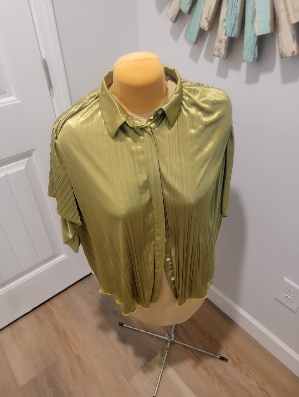 Shein Plus Size 1X Shimmering Green Button Down Collard Shirt Butterfly Sleeve